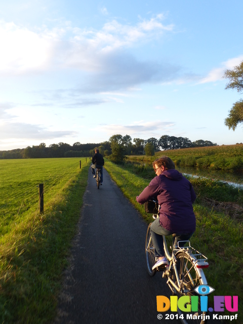 FZ008480 Pepijn and Jenni pushbiking